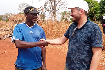 Le Directeur Général de JOGOO Agriculture avec un producteur sur le terrain