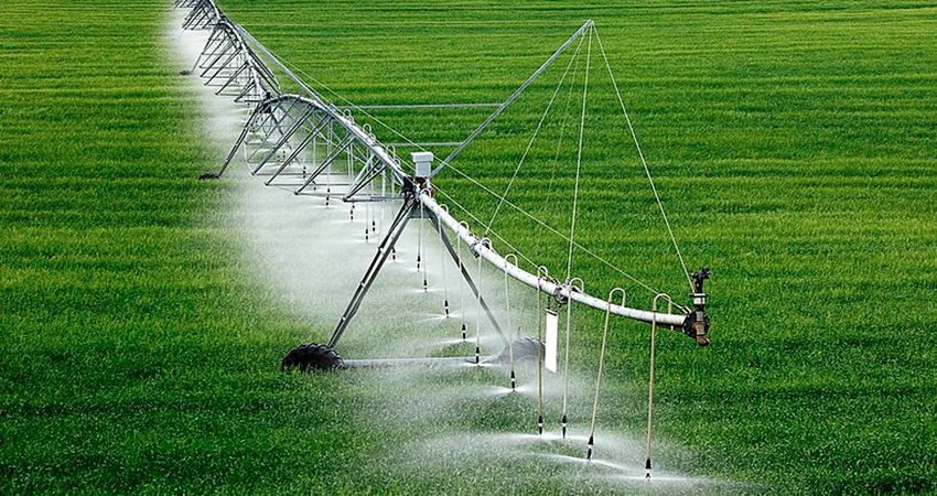 Pivot d'irrigation en fonctionnement sur une grande parcelle