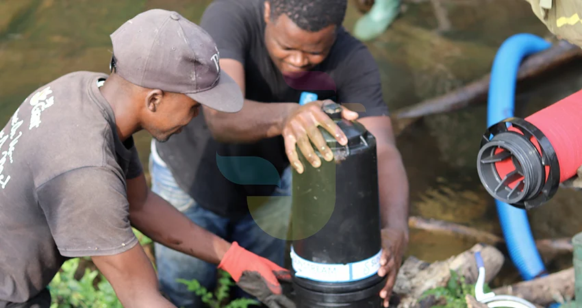 Technicien assurant le suivi après installation d'un réseau d'irrigation